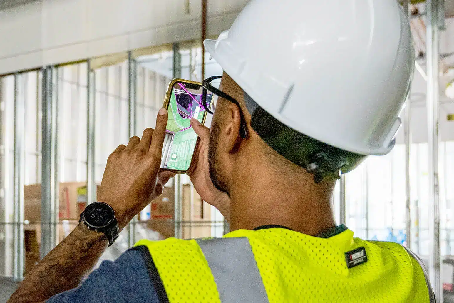 Foreman using GAMMA AR on a smartphone to compare the BIM model with built work