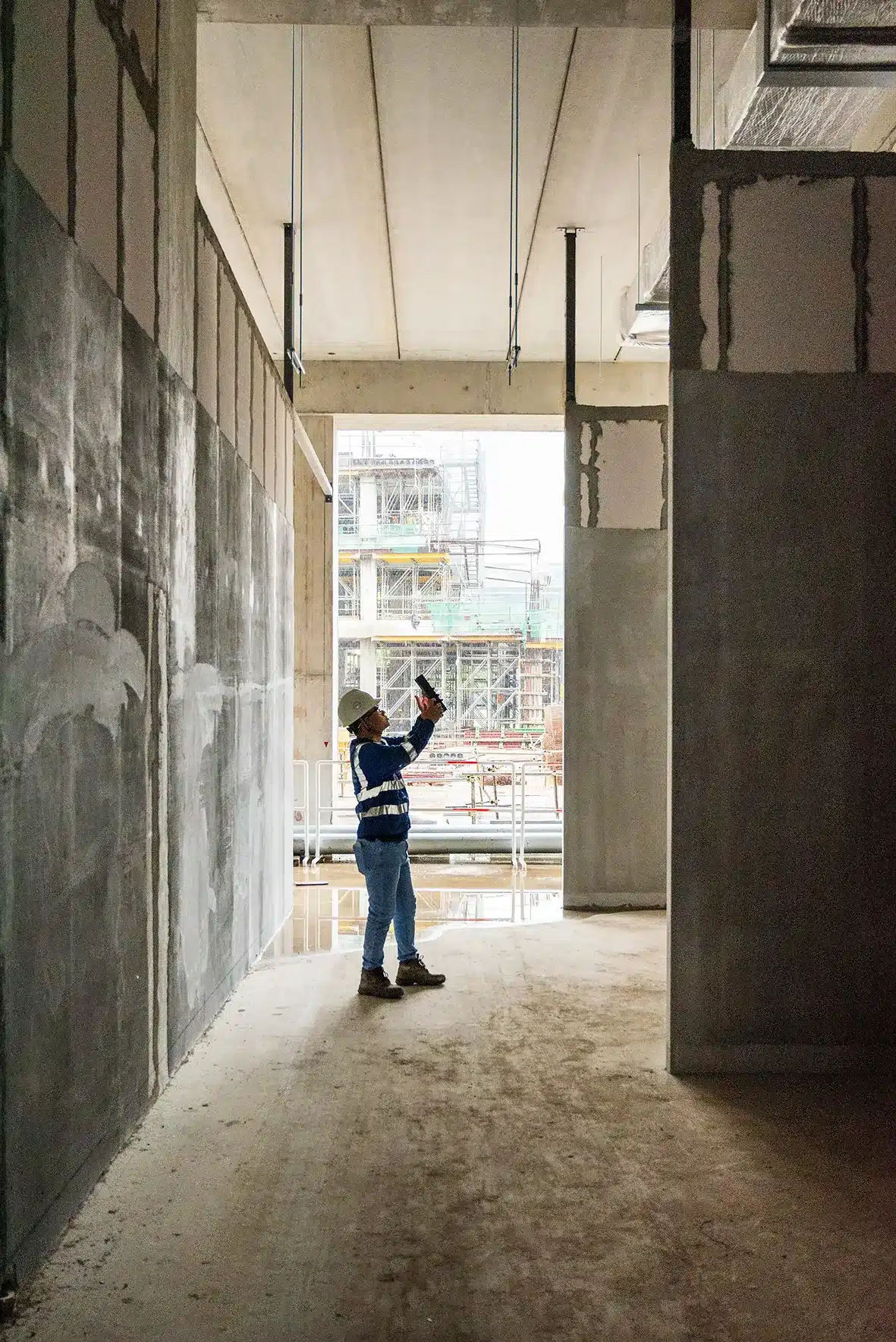 Ingenieur legt de toestand op de werf vast met GAMMA AR in een betonnen kern